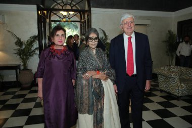 YENİ DELHI INDIA 23 Mayıs 2023 L R Paola Ferri İtalyan Büyükelçisi Tara Gandhi Bhattacharjee 'nin eşi Mahatma Gandhi ve İtalya' nın Hindistan büyükelçisi Vincenzo De Luca 'nın İtalyan sanat sergisi açılışında yazar ve torunu