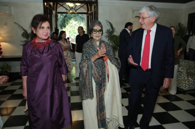 YENİ DELHI INDIA 23 Mayıs 2023 L R Paola Ferri İtalyan Büyükelçisi Tara Gandhi Bhattacharjee 'nin eşi Mahatma Gandhi ve İtalya' nın Hindistan büyükelçisi Vincenzo De Luca 'nın İtalyan sanat sergisi açılışında yazar ve torunu