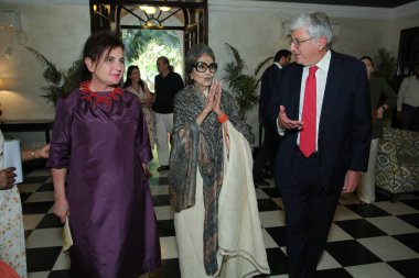 YENİ DELHI INDIA 23 Mayıs 2023 L R Paola Ferri İtalyan Büyükelçisi Tara Gandhi Bhattacharjee 'nin eşi Mahatma Gandhi ve İtalya' nın Hindistan büyükelçisi Vincenzo De Luca 'nın İtalyan sanat sergisi açılışında yazar ve torunu