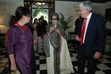 YENİ DELHI INDIA 23 Mayıs 2023 L R Paola Ferri İtalyan Büyükelçisi Tara Gandhi Bhattacharjee 'nin eşi Mahatma Gandhi ve İtalya' nın Hindistan büyükelçisi Vincenzo De Luca 'nın İtalyan sanat sergisi açılışında yazar ve torunu
