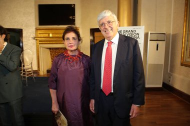 NEW DELHI INDIA Mayıs 23 2023 İtalyan elçisi Vincenzo De Luca eşi Paola Ferri ile birlikte Büyük İtalyan Vizyonu adlı bir İtalyan sanat sergisinin açılışında devam eden sergide 70 başyapıtın antolojisi yer almaktadır. 