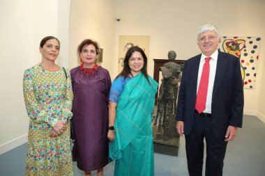 NEW DELHI INDIA 23 Mayıs 2023 Meenakshi Lekhi 2R Dışişleri ve Kültür Bakanı İtalya 'nın Hindistan Büyükelçisi Vincenzo De Luca R ve eşi Paola Ferri 3R İtalyan sanat sergisi açılışında