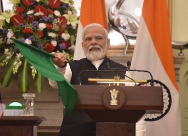 NEW DELHI INDIA HAZİRAN 12023 Başbakan Narendra Modi ve Nepal Başbakanı Pushpa Kamal Dahal Prachanda, Bihar 'daki Bathnaha' dan Nepal gümrük idaresine giden bir kargo trenini basın toplantısında durdurdu. 