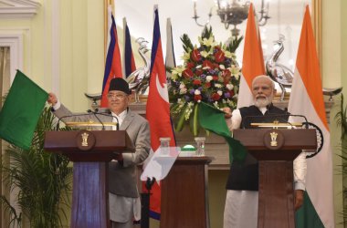 NEW DELHI INDIA HAZİRAN 12023 Başbakan Narendra Modi ve Nepal Başbakanı Pushpa Kamal Dahal Prachanda, Bihar 'daki Bathnaha' dan Nepal gümrük idaresine giden bir kargo trenini basın toplantısında durdurdu. 