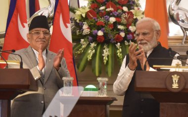 NEW DELHI INDIA HAZİRAN 12023 Başbakan Narendra Modi ve Nepal Başbakanı Pushpa Kamal Dahal Prachanda, 1 Haziran 2023 tarihinde Yeni Delhi Hindistan 'daki Hyderabad House' da yaptıkları toplantı sonrasında yaptıkları ortak basın açıklamasında projelerini başlattılar.