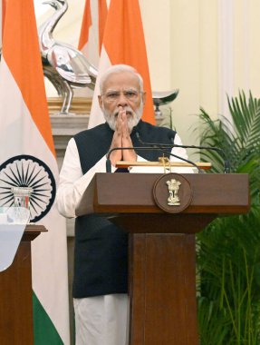 NEW DELHI INDIA HAZİRAN 12023 Başbakan Narendra Modi Nepal Başbakanı Pushpa Kamal Dahal Prachanda ile yaptığı ortak basın açıklamasında, 1 Haziran 2023 tarihinde Hindistan ve Nep 'teki Hyderabad Evi' nde yaptıkları görüşme sonrasında görünmeden konuştu.