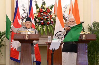 NEW DELHI INDIA HAZİRAN 12023 Başbakan Narendra Modi ve Nepal Başbakanı Pushpa Kamal Dahal Prachanda, Perşembe günü Yeni Delhi Hindistan ve Nepal 'de düzenlenen 1 Haziran 2023 tarihli Hyderabad House toplantısında yaptıkları ortak basın açıklaması sonrasında, 