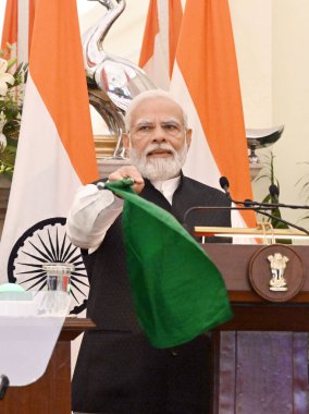 NEW DELHI INDIA HAZİRAN 12023 Başbakan Narendra Modi Nepal Başbakanı Pushpa Kamal Dahal Prachanda ile yaptığı ortak basın açıklamasında, 1 Haziran 2023 tarihinde Hindistan ve Nep 'teki Hyderabad Evi' nde yaptıkları görüşme sonrasında görünmeden konuştu.