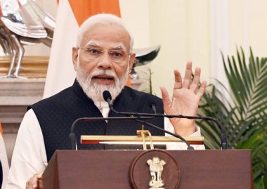 NEW DELHI INDIA HAZİRAN 12023 Başbakan Narendra Modi Nepal Başbakanı Pushpa Kamal Dahal Prachanda ile yaptığı ortak basın açıklamasında, 1 Haziran 2023 tarihinde Hindistan ve Nep 'teki Hyderabad Evi' nde yaptıkları görüşme sonrasında görünmeden konuştu.