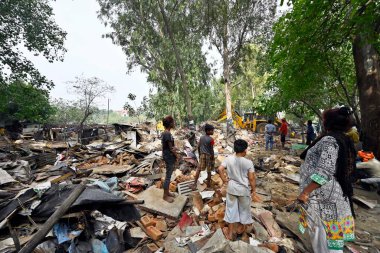 NEW DELHI INDIA HAZİRAN 12023 Bir buldozer, Pragati Meydanı yakınlarındaki Bhairon Marg 'a yapılan saldırı girişiminde yasadışı yapıları yıkmak için kullanılıyor.