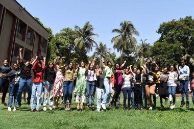 NAVI MUMBAI INDIA JUNE 2 Haziran 2023 Fr Agnel Çok Amaçlı Okul ve Çocuk Koleji öğrencileri, SSC Yönetim Kurulu Sınav sonuçlarının 2 Haziran 2023 tarihinde Navi Mumbai Hindistan 'da açıklanması sonrasında başarıyı kutladı.