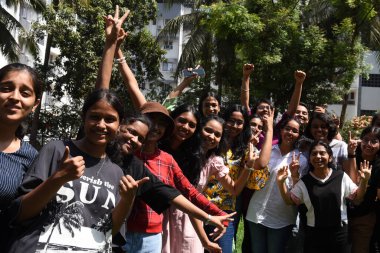 NAVI MUMBAI INDIA JUNE 2 Haziran 2023 Fr Agnel Çok Amaçlı Okul ve Çocuk Koleji öğrencileri, SSC Yönetim Kurulu Sınav sonuçlarının 2 Haziran 2023 tarihinde Navi Mumbai Hindistan 'da açıklanması sonrasında başarıyı kutladı.