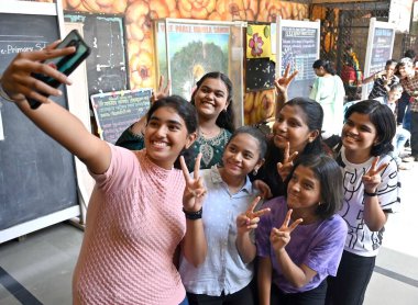 MUMBAI INDIA 2 Haziran 2023 Madhavrao Bhagwat Lisesi öğrencileri, SSC Yönetim Kurulu Sınav sonuçlarının 2 Haziran 2023 tarihinde Mumbai Hindistan 'da Vile Parle' de açıklanmasının ardından başarıyı kutladı. 