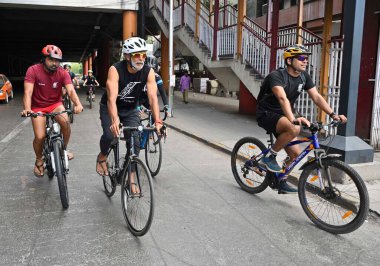MUMBAI INDIA 3 Haziran 2023 Fitness ikonu Milind Soman, Lifelong Online Retail Pvt Ltd tarafından Andheri 'de 3 Haziran 2023 tarihinde Vijay Bate Hindustan Times tarafından düzenlenen Dünya Bisiklet Gününde 250 bisikletçi ile birlikte bir bisiklet mitingine katıldı.