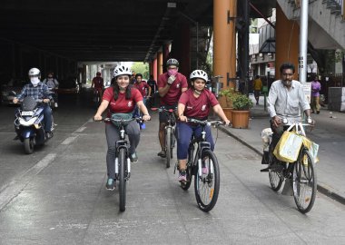 MUMBAI INDIA 3 Haziran 2023 Fitness ikonu Milind Soman, Lifelong Online Retail Pvt Ltd tarafından Andheri 'de 3 Haziran 2023 tarihinde Vijay Bate Hindustan Times tarafından düzenlenen Dünya Bisiklet Gününde 250 bisikletçi ile birlikte bir bisiklet mitingine katıldı.