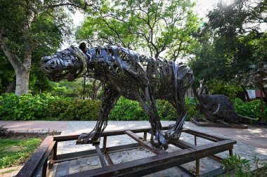 NEW DELHI: 4 HAZİRAN 2023 - Chanakyapuri 'deki G20 Zirvesi hazırlıkları öncesinde bir parkın içine yerleştirilen hurda metalden yapılmış kuşlar ve hayvanlar. 