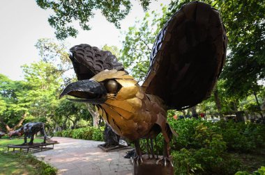 NEW DELHI: 4 HAZİRAN 2023 - Chanakyapuri 'deki G20 Zirvesi hazırlıkları öncesinde bir parkın içine yerleştirilen hurda metalden yapılmış kuşlar ve hayvanlar. 