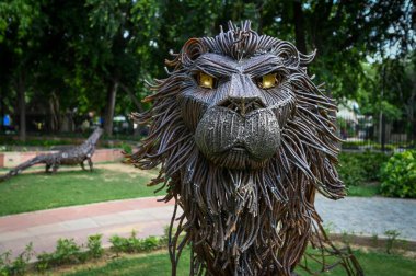 NEW DELHI: 4 HAZİRAN 2023 - Chanakyapuri 'deki G20 Zirvesi hazırlıkları öncesinde bir parkın içine yerleştirilen hurda metalden yapılmış kuşlar ve hayvanlar. 