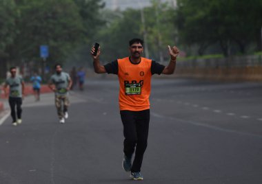 NOIDA INDIA 4 HAZİRAN 10 kilometrelik bir koşuda katılımcılar çevreyi koruma ve gezegenimizi 4 Haziran 2023 'te Noida Hindistan' da Sunil Ghosh Hind tarafından çekilmiştir.