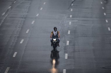 NOIDA INDIA HAZİRAN 4 HAZİRAN 2023 Işık yağmuru altında 4 Haziran 2023 tarihinde Noida Hindistan 'da 96. caddede Sunil Ghosh Hindustan Times tarafından çekilmiştir.