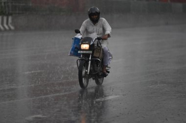 NOIDA INDIA HAZİRAN 4 HAZİRAN 2023 Işık yağmuru altında 4 Haziran 2023 tarihinde Noida Hindistan 'da 96. caddede Sunil Ghosh Hindustan Times tarafından çekilmiştir.