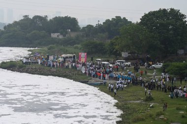 NOIDA INDIA 4 HAZİRAN 2023 Dünya Çevre Günü 'nden bir gün önce farklı gruplarla birlikte Yamuna Nehri' ni Kalindi Kunj yakınlarındaki Yamuna Sansad girişimi sırasında 4 Haziran 2023 'te Noida Hindistan' da Sunil Ghosh Hindustan Times tarafından çekilmiştir.