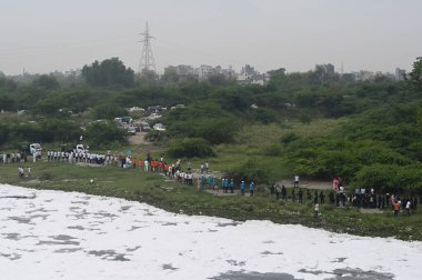 NOIDA INDIA 4 HAZİRAN 2023 Yamuna Nehri 'nin Kalindi Kunj kıyısında toplanan insanlar, Dünya Çevre Günü arifesinde temiz nehri desteklemek için 4 Haziran 2023 tarihinde Sunil Ghosh Hindustan T tarafından Noida Hindistan' da toplandı.