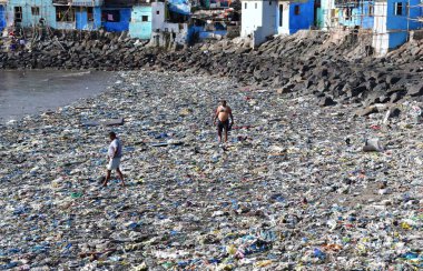 MUMBAI INDIA 5 Haziran 2023 Dünya Çevre Günü Colaba, 5 Haziran 2023 'te Badhwar Parkı yakınlarında tonlarca plastik atık üzerinde yürür. 