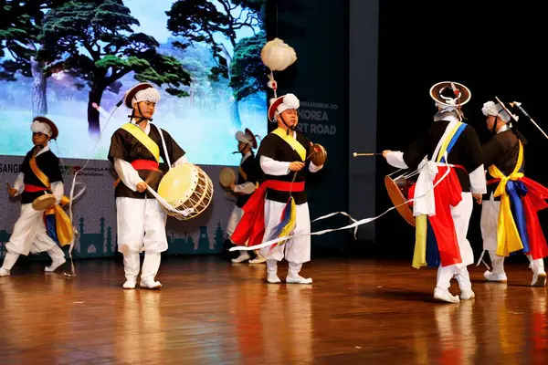 NEW DELHI INDIA 23 Mayıs 2023 Öğrenciler Hint Kore kültürü ve yoldaşlığı sırasında geleneksel dans gösterisi Kamani Auditorium Mandi House 23 Mayıs 2023 tarihinde Yeni Delhi Hindistan 'da Koreli ve Hintli sanatçılar giyinmiş olarak