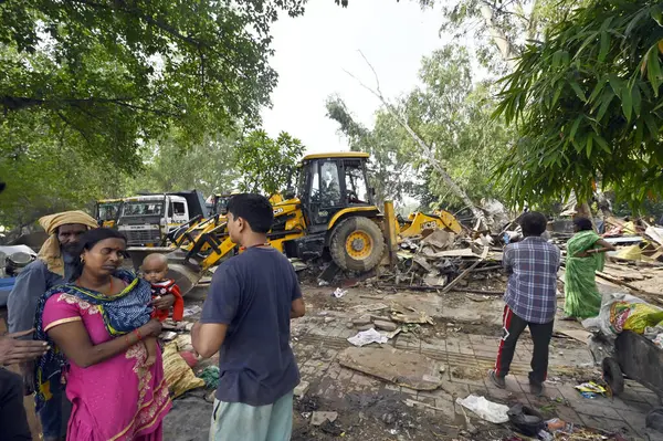 NEW DELHI INDIA HAZİRAN 12023 Bir buldozer, Pragati Meydanı yakınlarındaki Bhairon Marg 'a yapılan saldırı girişiminde yasadışı yapıları yıkmak için kullanılıyor.