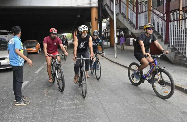 MUMBAI INDIA 3 Haziran 2023 Fitness ikonu Milind Soman, Lifelong Online Retail Pvt Ltd tarafından Andheri 'de 3 Haziran 2023 tarihinde Vijay Bate Hindustan Times tarafından düzenlenen Dünya Bisiklet Gününde 250 bisikletçi ile birlikte bir bisiklet mitingine katıldı.