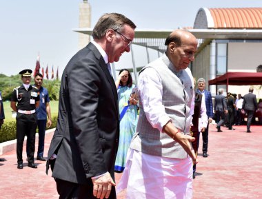 NEW DELHI INDIA 6 Haziran 2023 Hindistan Savunma Bakanı Rajnath Singh, denetleme Tri Onur Koruması sırasında Almanya Federal Savunma Bakanı Boris Pistorius ile el sıkışıyor ve 6 Haziran 2023 tarihinde Manekshaw Merkezi 'nde bir toplantı 