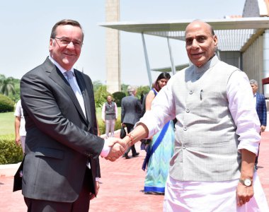 NEW DELHI INDIA 6 Haziran 2023 Hindistan Savunma Bakanı Rajnath Singh, denetleme Tri Onur Koruması sırasında Almanya Federal Savunma Bakanı Boris Pistorius ile el sıkışıyor ve 6 Haziran 2023 tarihinde Manekshaw Merkezi 'nde bir toplantı 
