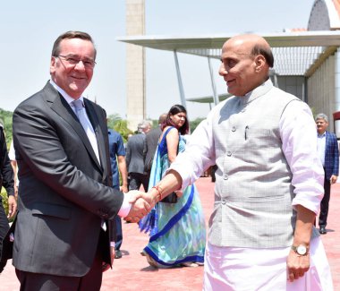 NEW DELHI INDIA 6 Haziran 2023 Hindistan Savunma Bakanı Rajnath Singh, denetleme Tri Onur Koruması sırasında Almanya Federal Savunma Bakanı Boris Pistorius ile el sıkışıyor ve 6 Haziran 2023 tarihinde Manekshaw Merkezi 'nde bir toplantı 