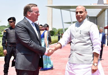 NEW DELHI INDIA 6 Haziran 2023 Hindistan Savunma Bakanı Rajnath Singh, denetleme Tri Onur Koruması sırasında Almanya Federal Savunma Bakanı Boris Pistorius ile el sıkışıyor ve 6 Haziran 2023 tarihinde Manekshaw Merkezi 'nde bir toplantı 