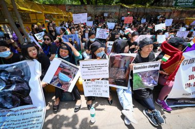 YENİ DELHI INDIA 7 Haziran 2023 Kuki Kabilesi 'nden kadınlar, 7 Haziran 2023' te Sanchit Khanna Hindustan Times tarafından Yeni Delhi Hindistan 'da çekilen fotoğrafta Manipur' da Kuki Zomi halkına yönelik şiddet iddiaları için adalet arayan pankartlar taşıdılar.