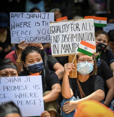 YENİ DELHI INDIA 7 Haziran 2023 Kuki Kabilesi 'nden kadınlar, 7 Haziran 2023' te Sanchit Khanna Hindustan Times tarafından Yeni Delhi Hindistan 'da çekilen fotoğrafta Manipur' da Kuki Zomi halkına yönelik şiddet iddiaları için adalet arayan pankartlar taşıdılar.