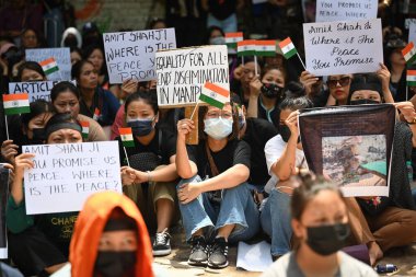 YENİ DELHI INDIA 7 Haziran 2023 Kuki Kabilesi 'nden kadınlar, 7 Haziran 2023' te Sanchit Khanna Hindustan Times tarafından Yeni Delhi Hindistan 'da çekilen fotoğrafta Manipur' da Kuki Zomi halkına yönelik şiddet iddiaları için adalet arayan pankartlar taşıdılar.
