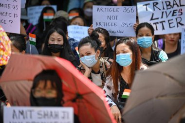 YENİ DELHI INDIA 7 Haziran 2023 Kuki Kabilesi 'nden kadınlar, 7 Haziran 2023' te Sanchit Khanna Hindustan Times tarafından Yeni Delhi Hindistan 'da çekilen fotoğrafta Manipur' da Kuki Zomi halkına yönelik şiddet iddiaları için adalet arayan pankartlar taşıdılar.