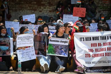 YENİ DELHI INDIA 7 Haziran 2023 Kuki Kabilesi 'nden kadınlar, 7 Haziran 2023' te Sanchit Khanna Hindustan Times tarafından Yeni Delhi Hindistan 'da çekilen fotoğrafta Manipur' da Kuki Zomi halkına yönelik şiddet iddiaları için adalet arayan pankartlar taşıdılar.
