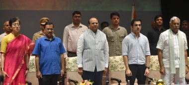 NEW DELHI INDIA 8 Haziran 2023 Delhi Genel Sekreteri Arvind Kejriwal ve Delhi Vali Vinai Kumar Saxena Guru Gobind Singh Indraprastha Üniversitesi GGSIPU 'nun yeni kampüsünün açılışı sırasında sınıfı ziyaret ettiler 