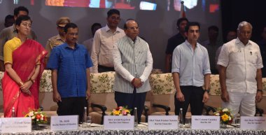 NEW DELHI INDIA 8 Haziran 2023 Delhi Genel Sekreteri Arvind Kejriwal ve Delhi Vali Vinai Kumar Saxena Guru Gobind Singh Indraprastha Üniversitesi GGSIPU 'nun yeni kampüsünün açılışı sırasında sınıfı ziyaret ettiler 