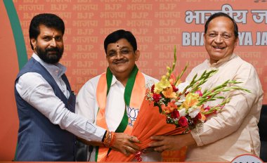 NEW DELHI INDIA 9 Haziran 2023 Eski AIADMK milletvekili V Maitreyan C, BJP lideri Arun Singh R ve BJP lideri CT Ravi ile birlikte 9 Haziran 2023 tarihinde Yeni Delhi Hindistan 'da Raj K Raj Hindustan Times