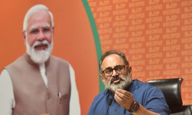 NEW DELHI INDIA 9 Haziran 2023 Hindistan Kalkınma ve Girişimcilikten Sorumlu Devlet Bakanı Rajeev Chandrasekhar 9 Haziran 2023 tarihinde Yeni Delhi Hindistan 'da parti genel merkezinde bakanlıklarıyla ilgili bir basın toplantısı düzenledi.