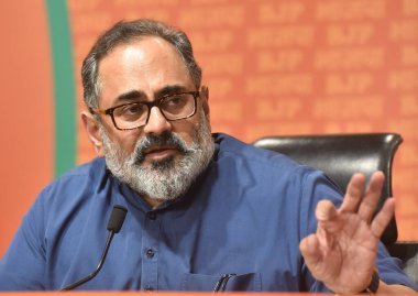 NEW DELHI INDIA 9 Haziran 2023 Hindistan Kalkınma ve Girişimcilikten Sorumlu Devlet Bakanı Rajeev Chandrasekhar 9 Haziran 2023 tarihinde Yeni Delhi Hindistan 'da parti genel merkezinde bakanlıklarıyla ilgili bir basın toplantısı düzenledi.