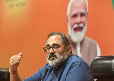 NEW DELHI INDIA 9 Haziran 2023 Hindistan Kalkınma ve Girişimcilikten Sorumlu Devlet Bakanı Rajeev Chandrasekhar 9 Haziran 2023 tarihinde Yeni Delhi Hindistan 'da parti genel merkezinde bakanlıklarıyla ilgili bir basın toplantısı düzenledi.