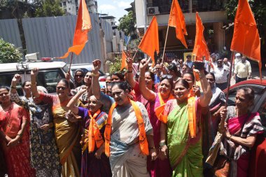 MUMBAI INDIA 10 Haziran 2023 Shiv Sena UBT kadın aktivistleri Maharashtra CM Eknath Shinde grubuna karşı protesto gösterisi düzenledi.