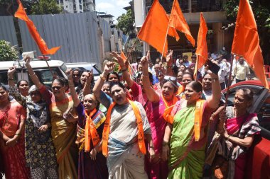 MUMBAI INDIA 10 Haziran 2023 Shiv Sena UBT kadın aktivistleri Maharashtra CM Eknath Shinde grubuna karşı protesto gösterisi düzenledi.