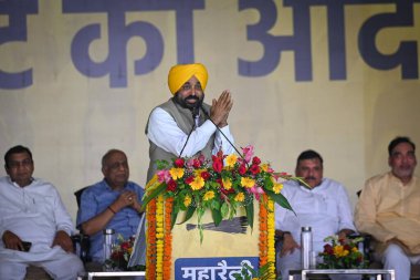NEW DELHI INDIA 11 Haziran 2023 Bhagwant Mann Pencap başkanı Delhi 'deki Ramlila Meydan' da 11 Haziran 2023 tarihinde Yeni Delhi Hindistan Kejriwal 'daki idari servisler üzerindeki denetim kararına karşı düzenlenen mega mitingde konuşma yaptı.