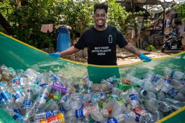 MUMBAI INDIA 11 Haziran 2023 Shakti Yadav Kâr amacı gütmeyen örgüt ve sosyal hizmetler müdürü The Buy Food With Plastic India etkinliği sırasında 200 'den fazla insana ve 100' den fazla çocuğa yardım etmeyi amaçlıyor.